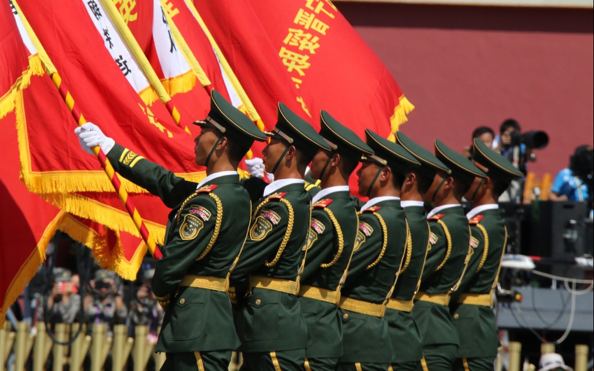 他的“钢铁防线”在与勇士的比赛中屡次锁死对方外围，助球队稳住局势！