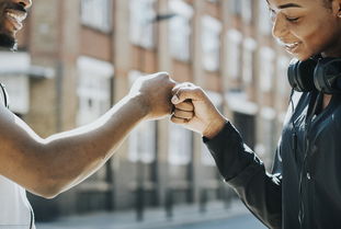 爱游戏体育（AYX）官方APP下载-英超比赛中裁判语调与非语言行为对球员情绪波动的影响，用语言或行为对裁判员