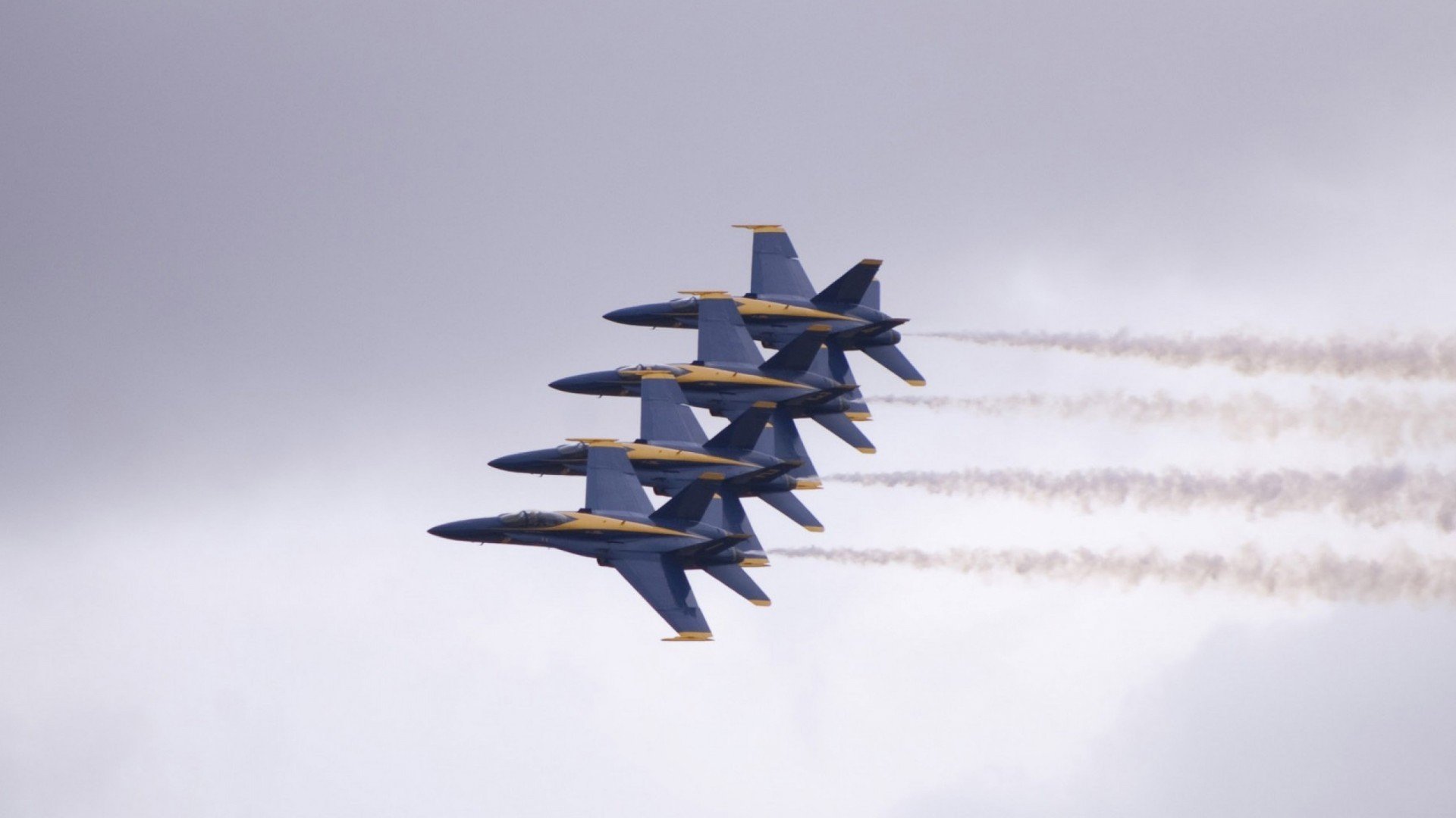 “高新体育中心：篮球赛精彩不断，决战即将来临”